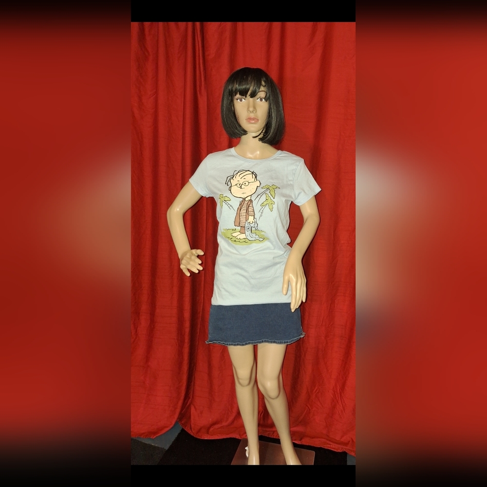 CHARLIE BROWN  ( LINUS ) WOMENS MEDIUM T-SHIRT/ BLUE
